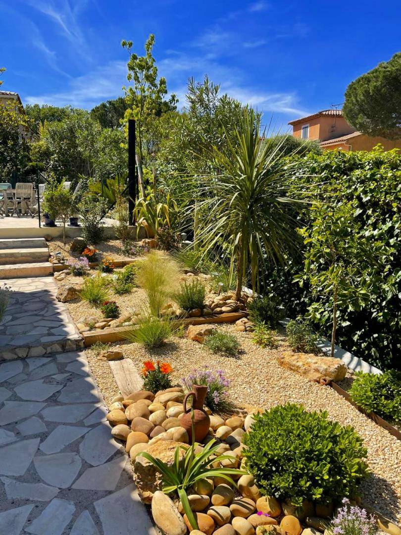 Création de jardin paysager avec pierres naturelles à Fréjus