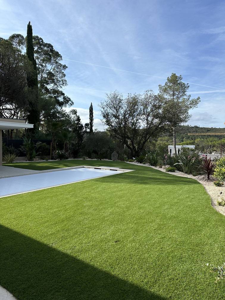 Pose de gazon synthétique dans le Var